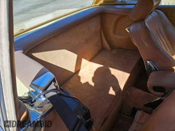 1987 Mercedes-Benz 560 SL z VIN WDBBA48D5HA061899, wystawiony jako Copart lot #45910515 z przebiegiem 68 293 mil mil oraz Czysty tytuł • Clean title. Historia ofert i sprzedaży dostępna na DreamBid. Obrazek 6.