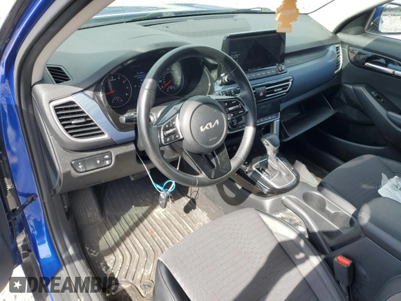 2023 Kia Seltos S z VIN KNDEU2AA7P7410521, wystawiony jako Copart lot #56796665 z przebiegiem 33 412 mil mil oraz Szkoda całkowita • Salvage title. Historia ofert i sprzedaży dostępna na DreamBid. Obrazek 8.