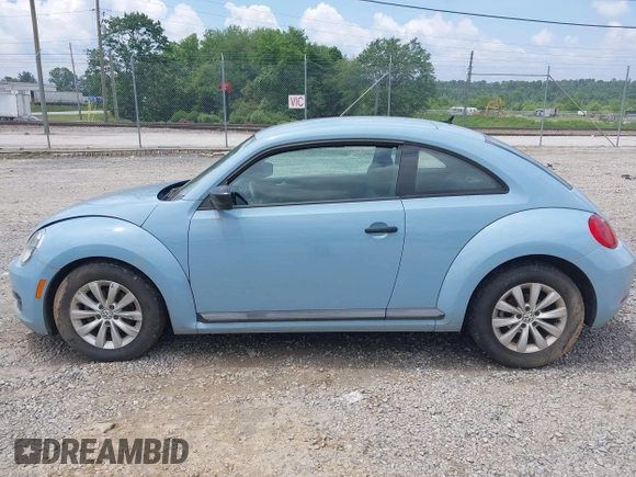 2015 Volkswagen Beetle Fleet Edition z VIN 3VWF17AT5FM611508, wystawiony jako IAAI lot #42441498 z przebiegiem 98 536 mil mil oraz . Historia ofert i sprzedaży dostępna na DreamBid. Obrazek 14.