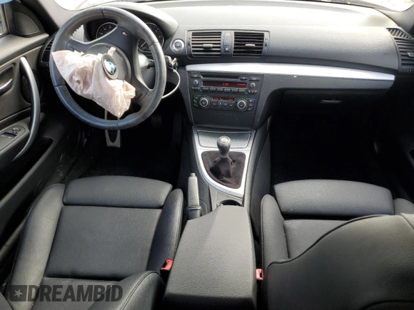 2013 BMW 1 Series 128i z VIN WBAUP9C57DVF46781, wystawiony jako Copart lot #77449004 z przebiegiem 98 551 mil mil oraz Czysty tytuł • Clean title. Historia ofert i sprzedaży dostępna na DreamBid. Obrazek 8.