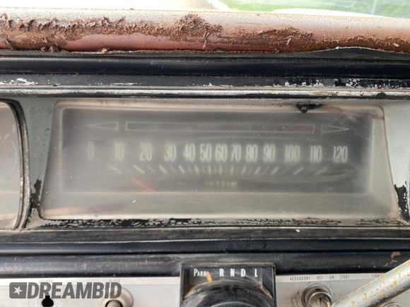1966 Chevrolet Impala z VIN 164376R130769, wystawiony jako Copart lot #56249945 z przebiegiem 26 996 mil mil oraz Czysty tytuł • Clean title. Historia ofert i sprzedaży dostępna na DreamBid. Obrazek 8.