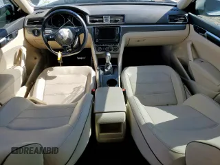 2017 Volkswagen Passat R-Line z VIN 1VWDT7A39HC074471, wystawiony jako Copart lot #51965305 z przebiegiem 63 152 mil mil oraz Szkoda całkowita • Salvage title. Historia ofert i sprzedaży dostępna na DreamBid. Obrazek 8.