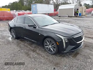 2025 Cadillac CT5 Premium Luxury z VIN 1G6DN5RW9S0105570, wystawiony jako IAAI lot #41253461 z przebiegiem 212 mil mil oraz . Historia ofert i sprzedaży dostępna na DreamBid. Obrazek 1.