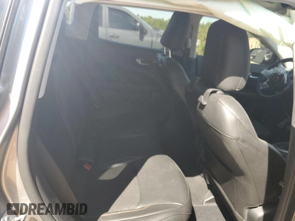2020 Jeep Compass Latitude z VIN 3C4NJCBBXLT205996, wystawiony jako Copart lot #50507825 z przebiegiem Nie podano mil oraz Szkoda całkowita • Salvage title. Historia ofert i sprzedaży dostępna na DreamBid. Obrazek 11.