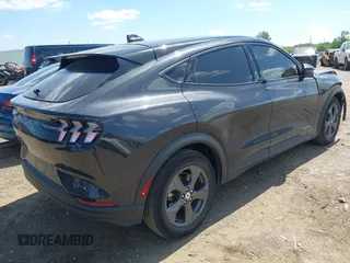 2022 Ford Mustang Mach-E Select z VIN 3FMTK1SS9NMA18394, wystawiony jako IAAI lot #40067340 z przebiegiem 35 805 mil mil oraz . Historia ofert i sprzedaży dostępna na DreamBid. Obrazek 4.