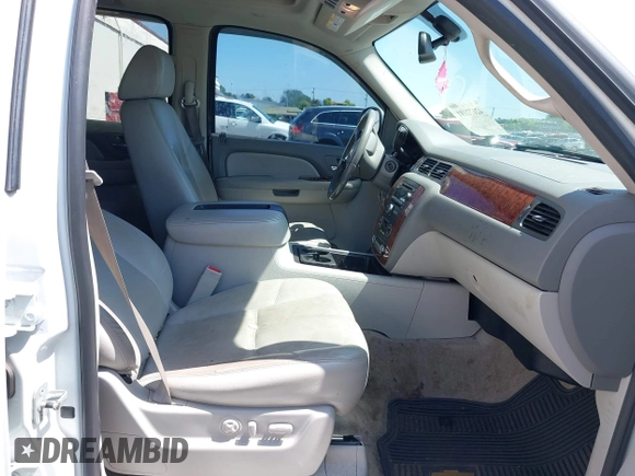 2007 Chevrolet Suburban LT with VIN 1GNFK16327J231618, listed as a IAAI auction lot 42172191 with 216,729 mi miles and . Bid and sale history available at DreamBid. Image 5.