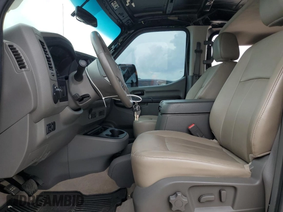 2017 Nissan NV SL z VIN 5BZAF0AA3HN850343, wystawiony jako Copart lot #54843445 z przebiegiem 129 144 mil mil oraz Szkoda całkowita • Salvage title. Historia ofert i sprzedaży dostępna na DreamBid. Obrazek 7.
