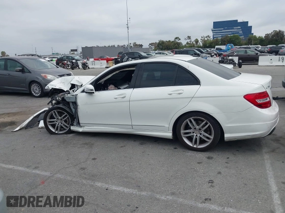 2013 Mercedes-Benz C 250 Sport z VIN WDDGF4HBXDA862156, wystawiony jako IAAI lot #42425713 z przebiegiem Nie podano mil oraz . Historia ofert i sprzedaży dostępna na DreamBid. Obrazek 14.