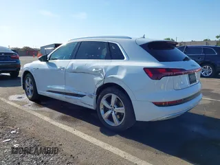 2019 Audi e-tron Premium Plus z VIN WA1LABGEXKB020765, wystawiony jako IAAI lot #42374055 z przebiegiem 53 673 mil mil oraz . Historia ofert i sprzedaży dostępna na DreamBid. Obrazek 3.