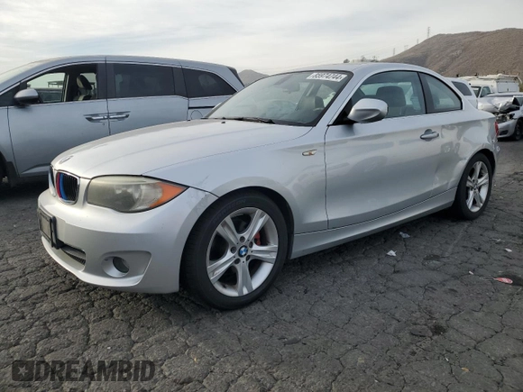 2013 BMW 1 Series 128i z VIN WBAUP9C56DVS95894, wystawiony jako Copart lot #85974744 z przebiegiem 119 033 mil mil oraz Czysty tytuł • Clean title. Historia ofert i sprzedaży dostępna na DreamBid. Obrazek 1.