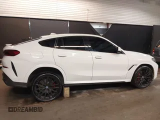 2022 BMW X6 M50i z VIN 5UXCY8C05N9J18577, wystawiony jako IAAI lot #41982042 z przebiegiem 64 155 mil mil oraz . Historia ofert i sprzedaży dostępna na DreamBid. Obrazek 13.