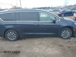 2021 Chrysler Pacifica Hybrid Touring L z VIN 2C4RC1L7XMR593987, wystawiony jako IAAI lot #41855966 z przebiegiem 72 685 mil mil oraz . Historia ofert i sprzedaży dostępna na DreamBid. Obrazek 13.