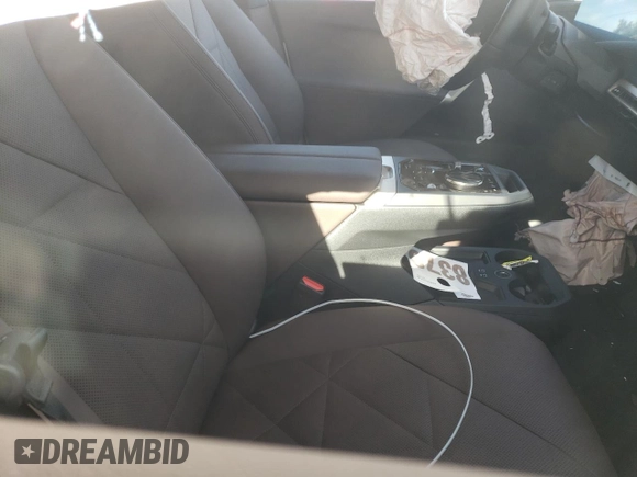 2023 BMW iX xDrive50 z VIN WB523CF07PCM92331, wystawiony jako Copart lot #64938133 z przebiegiem Nie podano mil oraz . Historia ofert i sprzedaży dostępna na DreamBid. Obrazek 8.