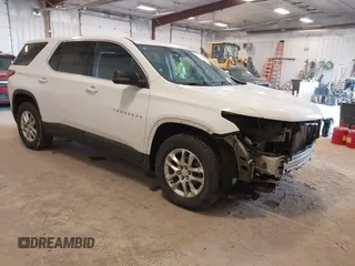 2021 Chevrolet Traverse LS z VIN 1GNERFKW8MJ166905, wystawiony jako IAAI lot #42044937 z przebiegiem 96 542 mil mil oraz . Historia ofert i sprzedaży dostępna na DreamBid. Obrazek 1.