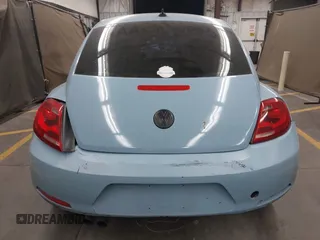 2014 Volkswagen Beetle 1.8T z VIN 3VWJ17AT8EM662235, wystawiony jako IAAI lot #42371906 z przebiegiem 118 173 mil mil oraz . Historia ofert i sprzedaży dostępna na DreamBid. Obrazek 16.