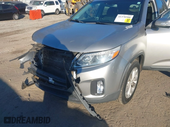 2015 Kia Sorento EX with VIN 5XYKU4A71FG590910, listed as a IAAI auction lot 41378588 with 165,090 mi miles. Bid and sale history available at carsss.com. Image 6.
