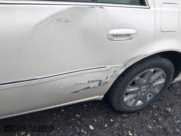 2010 Cadillac DTS 1SD z VIN 1G6KH5EYXAU121435, wystawiony jako IAAI lot #42175287 z przebiegiem Nie podano mil oraz . Historia ofert i sprzedaży dostępna na DreamBid. Obrazek 6.