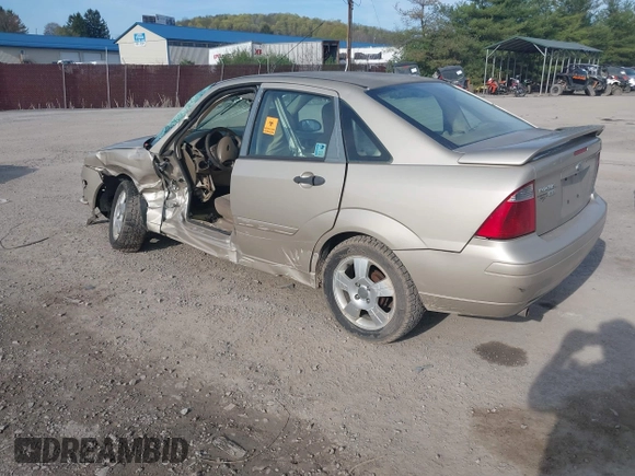 2007 Ford Focus S z VIN 1FAHP34N87W351757, wystawiony jako IAAI lot #42076181 z przebiegiem 212 301 mil mil oraz . Historia ofert i sprzedaży dostępna na DreamBid. Obrazek 3.