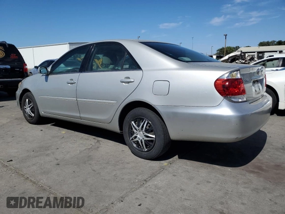 2005 Toyota Camry STD z VIN 4T1BE32K55U410458, wystawiony jako Copart lot #61082745 z przebiegiem 242 261 mil mil oraz Szkoda całkowita • Salvage title. Historia ofert i sprzedaży dostępna na DreamBid. Obrazek 2.