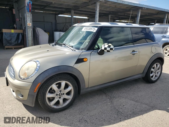 2010 MINI Hardtop z VIN WMWMF3C53ATZ63755, wystawiony jako Copart lot #49038975 z przebiegiem 104 080 mil mil oraz Szkody całkowita. Historia ofert i sprzedaży dostępna na DreamBid. Obrazek 1.