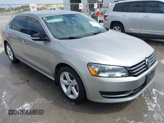2014 Volkswagen Passat S z VIN 1VWAT7A33EC038497, wystawiony jako IAAI lot #41922616 z przebiegiem 110 509 mil mil oraz . Historia ofert i sprzedaży dostępna na DreamBid. Obrazek 1.