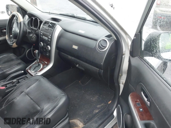 2006 Suzuki Grand Vitara Luxury z VIN JS3TE947964103091, wystawiony jako IAAI lot #41658953 z przebiegiem 221 696 mil mil oraz . Historia ofert i sprzedaży dostępna na DreamBid. Obrazek 5.