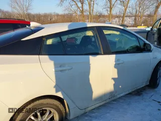 2016 Toyota Prius Four z VIN JTDKARFU1G3002577, wystawiony jako IAAI lot #41344412 z przebiegiem 110 952 mil mil oraz . Historia ofert i sprzedaży dostępna na DreamBid. Obrazek 13.