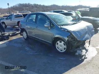 2008 Nissan Versa S z VIN 3N1BC11E78L377376, wystawiony jako IAAI lot #41411294 z przebiegiem Nie podano mil oraz . Historia ofert i sprzedaży dostępna na DreamBid. Obrazek 1.