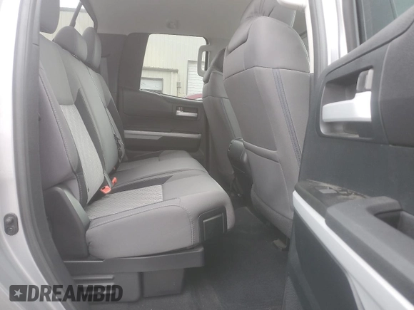 2017 Toyota Tundra SR z VIN 5TFUY5F18HX597005, wystawiony jako Copart lot #43058665 z przebiegiem 58 090 mil mil oraz Szkoda całkowita • Salvage title. Historia ofert i sprzedaży dostępna na DreamBid. Obrazek 10.