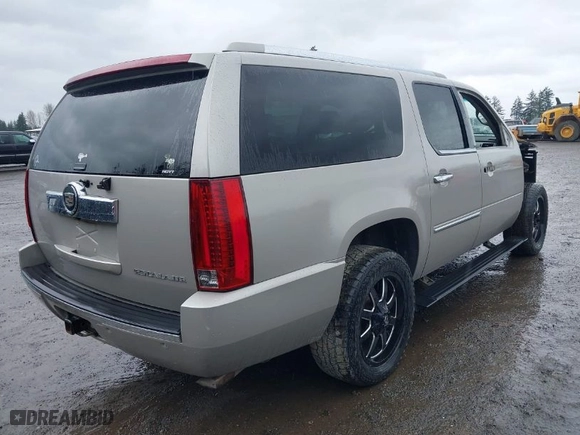 2008 Cadillac Escalade ESV with VIN 1GYFK668X8R111368, listed as a IAAI auction lot 41891439 with 190,293 mi miles. Bid and sale history available at carsss.com. Image 4.