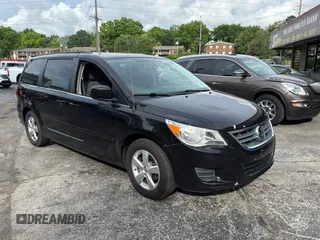 2011 Volkswagen Routan SE z VIN 2V4RW3DG6BR803179, wystawiony jako Copart lot #61144745 z przebiegiem 151 556 mil mil oraz Czysty tytuł • Clean title. Historia ofert i sprzedaży dostępna na DreamBid. Obrazek 1.