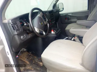 2015 Chevrolet Express Cargo z VIN 1GCWGFCF4F1154111, wystawiony jako IAAI lot #42521109 z przebiegiem 140 562 mil mil oraz . Historia ofert i sprzedaży dostępna na DreamBid. Obrazek 7.
