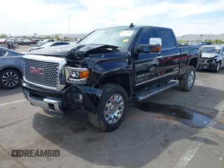 2015 GMC Sierra 2500HD Denali z VIN 1GT120E86FF667058, wystawiony jako IAAI lot #42212058 z przebiegiem 104 069 mil mil oraz . Historia ofert i sprzedaży dostępna na DreamBid. Obrazek 2.