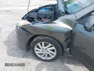 2012 Mazda 3 i Touring z VIN JM1BL1V75C1555049, wystawiony jako IAAI lot #42541766 z przebiegiem 236 988 mil mil oraz . Historia ofert i sprzedaży dostępna na DreamBid. Obrazek 6.