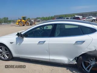2016 Tesla Model S 70 z VIN 5YJSA1E13GF129925, wystawiony jako IAAI lot #42568012 z przebiegiem 109 195 mil mil oraz . Historia ofert i sprzedaży dostępna na DreamBid. Obrazek 13.