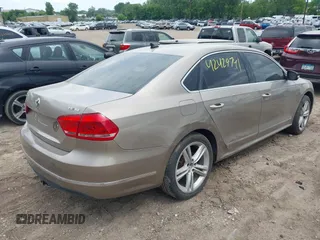 2015 Volkswagen Passat Sport z VIN 1VWBT7A34FC023206, wystawiony jako IAAI lot #42429741 z przebiegiem 119 079 mil mil oraz . Historia ofert i sprzedaży dostępna na DreamBid. Obrazek 4.