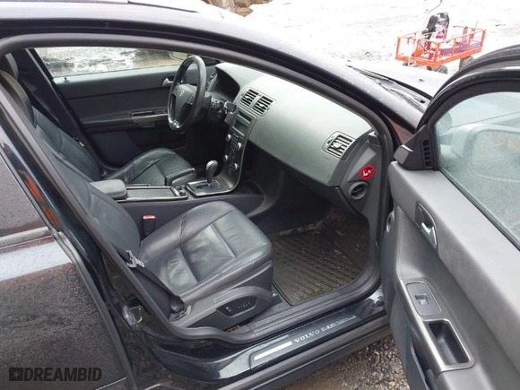 2011 Volvo V50 with VIN YV1672MW9B2603143, listed as a IAAI auction lot 41673995 with 139,845 mi miles. Bid and sale history available at carsss.com. Image 5.