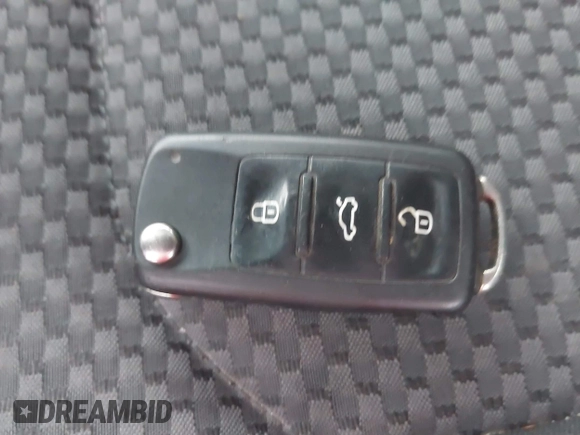 2014 Volkswagen Passat S z VIN 1VWAP7A39EC024253, wystawiony jako IAAI lot #42400664 z przebiegiem 151 628 mil mil oraz . Historia ofert i sprzedaży dostępna na DreamBid. Obrazek 11.