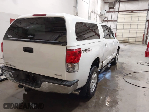 2013 Toyota Tundra z VIN 5TFDY5F13DX313385, wystawiony jako IAAI lot #42200622 z przebiegiem 161 470 mil mil oraz . Historia ofert i sprzedaży dostępna na DreamBid. Obrazek 4.