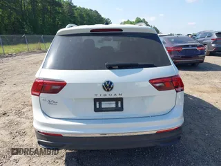 2023 Volkswagen Tiguan SE z VIN 3VVNB7AX9PM121316, wystawiony jako IAAI lot #42138562 z przebiegiem 19 118 mil mil oraz . Historia ofert i sprzedaży dostępna na DreamBid. Obrazek 16.