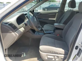 2005 Toyota Camry STD z VIN 4T1BE32K45U024498, wystawiony jako Copart lot #57498975 z przebiegiem 212 549 mil mil oraz Szkoda całkowita • Salvage title. Historia ofert i sprzedaży dostępna na DreamBid. Obrazek 7.