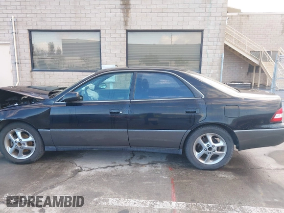 2001 Lexus ES 300 with VIN JT8BF28G115111003, listed as a IAAI auction lot 41812165 with 173,431 mi miles. Bid and sale history available at carsss.com. Image 14.