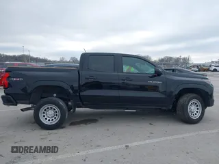 2023 Chevrolet Colorado 4WD Work Truck z VIN 1GCGTBEC4P1198879, wystawiony jako IAAI lot #41322797 z przebiegiem 13 414 mil mil oraz . Historia ofert i sprzedaży dostępna na DreamBid. Obrazek 14.