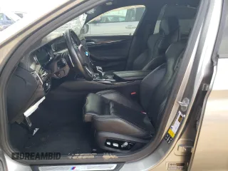 2018 BMW M5 z VIN WBSJF0C50JB283220, wystawiony jako Copart lot #62178853 z przebiegiem Nie podano mil oraz . Historia ofert i sprzedaży dostępna na DreamBid. Obrazek 7.
