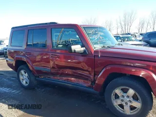 2008 Jeep Commander Sport z VIN 1J8HG48K08C180238, wystawiony jako IAAI lot #40725046 z przebiegiem 165 018 mil mil oraz . Historia ofert i sprzedaży dostępna na DreamBid. Obrazek 6.