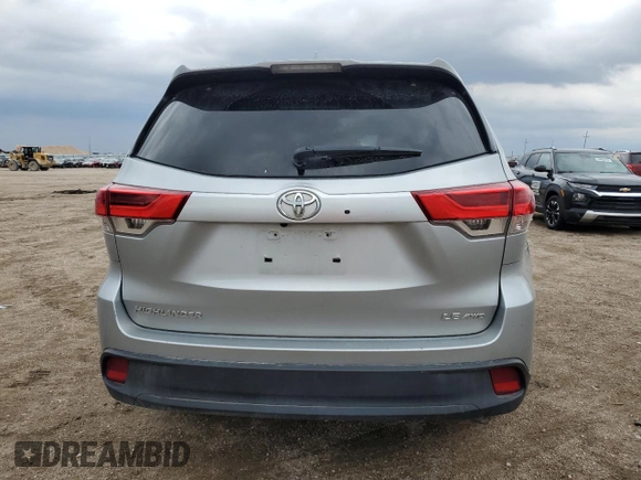 2018 Toyota Highlander LE z VIN 5TDBZRFHXJS907286, wystawiony jako Copart lot #54560925 z przebiegiem 77 868 mil mil oraz Szkoda całkowita • Salvage title. Historia ofert i sprzedaży dostępna na DreamBid. Obrazek 6.