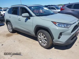 2021 Toyota RAV4 XLE Premium z VIN 2T3C1RFV0MW140682, wystawiony jako IAAI lot #42315813 z przebiegiem 98 267 mil mil oraz . Historia ofert i sprzedaży dostępna na DreamBid. Obrazek 1.