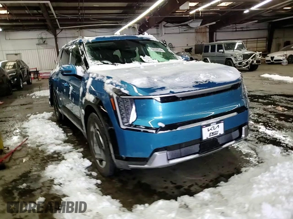 2024 Kia EV9 Land with VIN KNDADFS56R6027783, listed as a Copart auction lot 79559534 with 2,713 mi miles and Salvage Title. Bid and sale history available at carsss.com. Image 11.