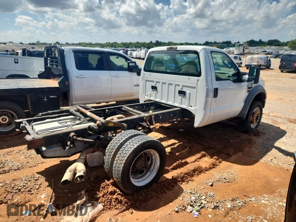 2008 Ford F-450 XL z VIN 1FDXF47R08EE56101, wystawiony jako Copart lot #64378555 z przebiegiem 51 314 mil mil oraz Czysty tytuł • Clean title. Historia ofert i sprzedaży dostępna na DreamBid. Obrazek 3.