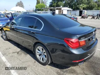 2015 BMW 7 Series 740Li xDrive z VIN WBAYF4C5XFG291765, wystawiony jako Copart lot #58619305 z przebiegiem 174 334 mil mil oraz Szkody całkowita. Historia ofert i sprzedaży dostępna na DreamBid. Obrazek 2.